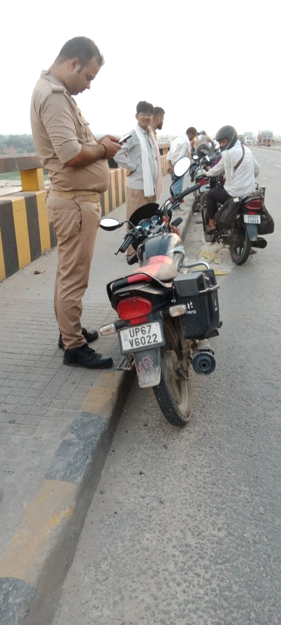 विश्व सुंदरी पुल से गंगा में कूदा बाइक सवार