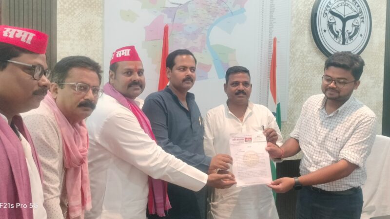 नाइट मार्केट उजाड़े जाने के खिलाफ समाजवादी व्यापार सभा ने नगर आयुक्त को सौंपा मांग पत्र