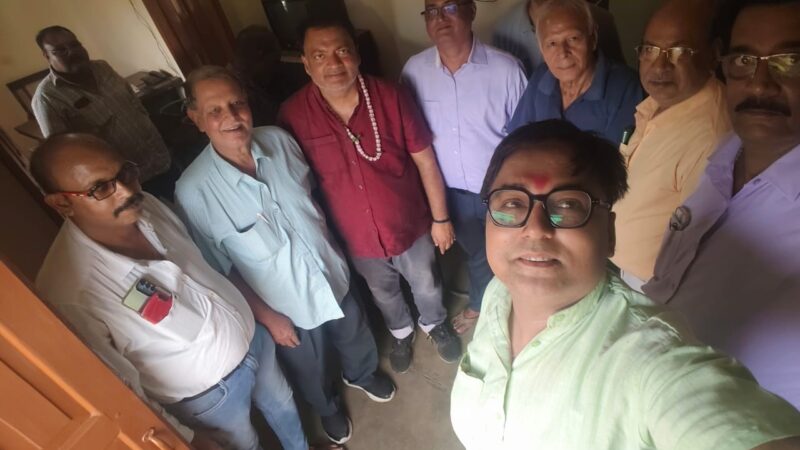 मुंबई के वरिष्ठ पत्रकारों ने किया विश्वनाथ मंदिर में दर्शन पूजन