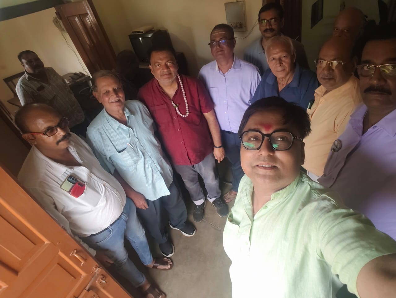 मुंबई के वरिष्ठ पत्रकारों ने किया विश्वनाथ मंदिर में दर्शन पूजन