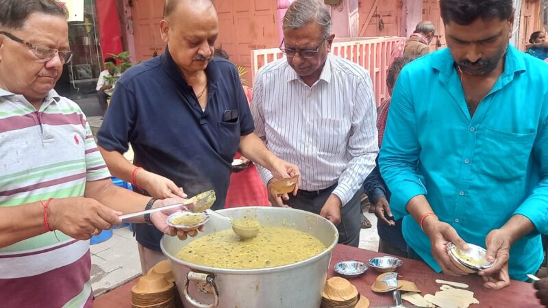 संकल्प संस्था की खिचड़ी और जल सेवा का कावड़ियों ने उठाया लाभ