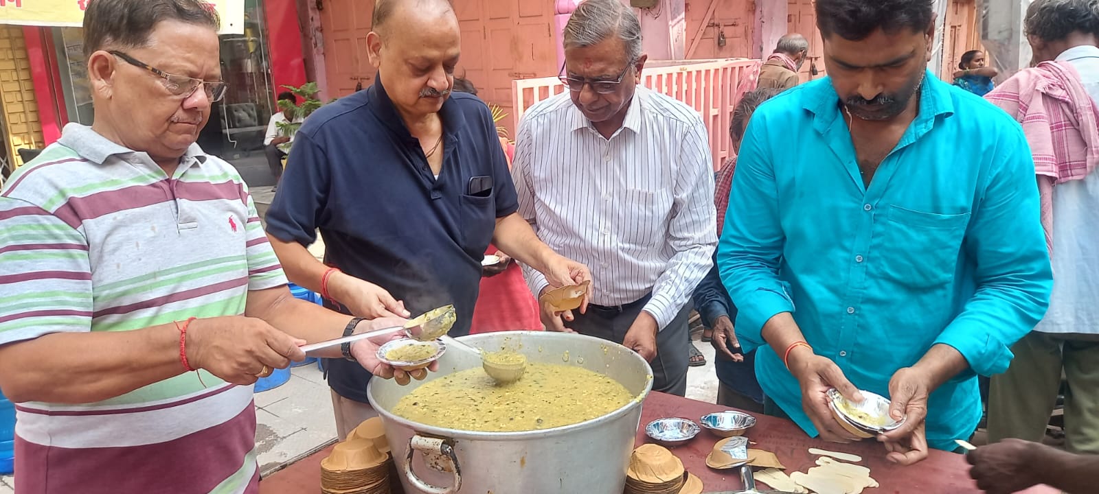 संकल्प संस्था की खिचड़ी और जल सेवा का कावड़ियों ने उठाया लाभ