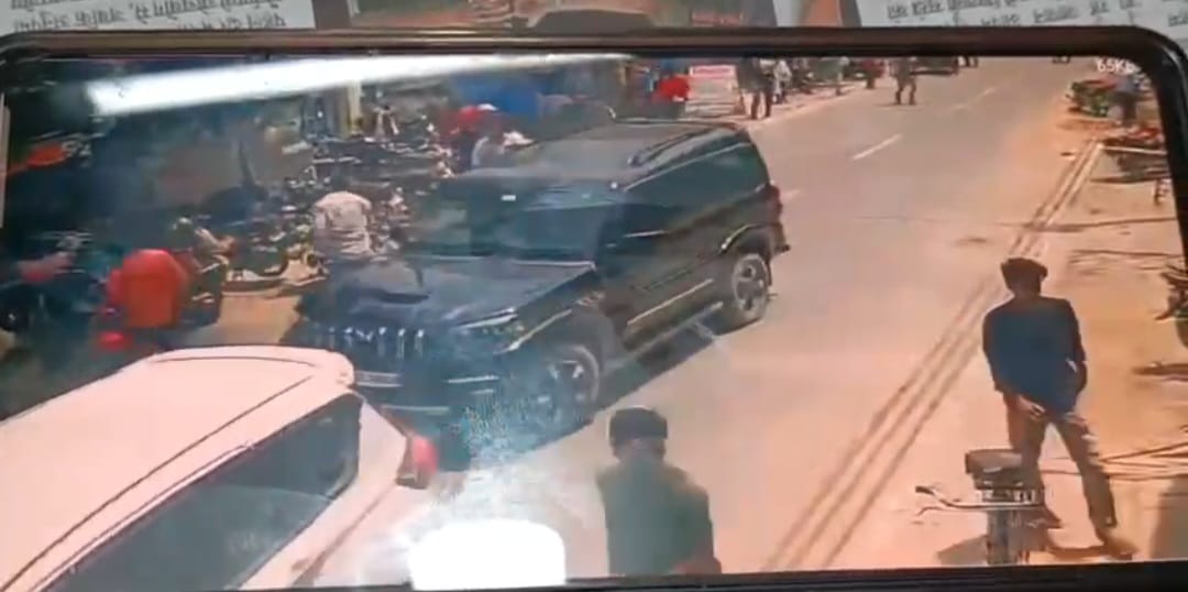 प्रतापगढ़ : कार सवार दबंगों ने रजिस्ट्री दफ्तर के सामने सगे भाइयों को मारी गोली मा; जांच जारी