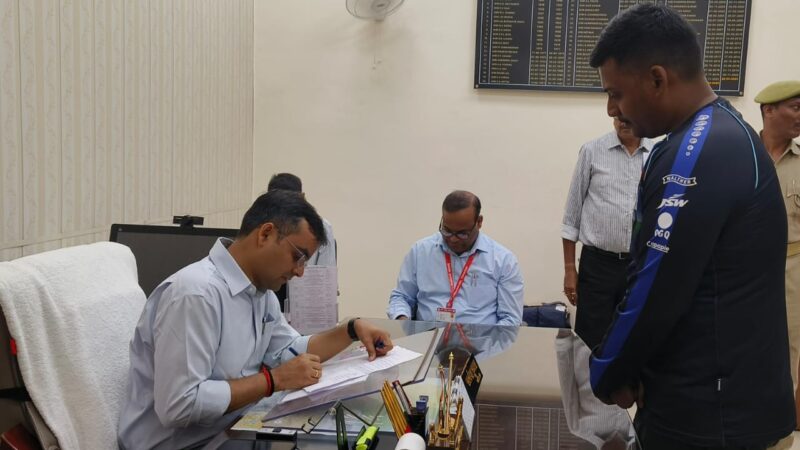 जिलाधिकारी ने जनता की समस्याओं के शीघ्र निस्तारण का अधिकारियों को दिए निर्देश