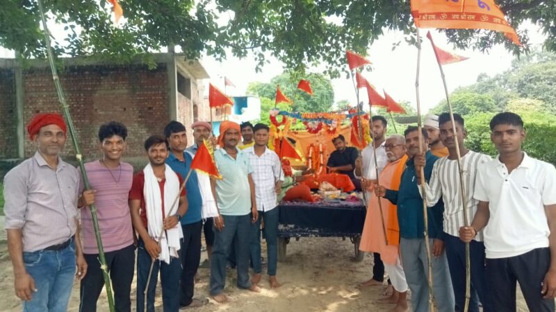 नवनिर्मित मंदिर में मूर्ति स्थापना के पूर्व निकली प्रभात फेरी