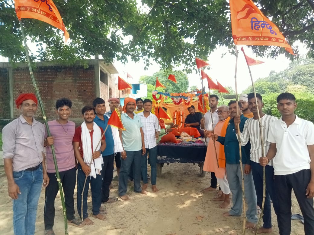 नवनिर्मित मंदिर में मूर्ति स्थापना के पूर्व निकली प्रभात फेरी
