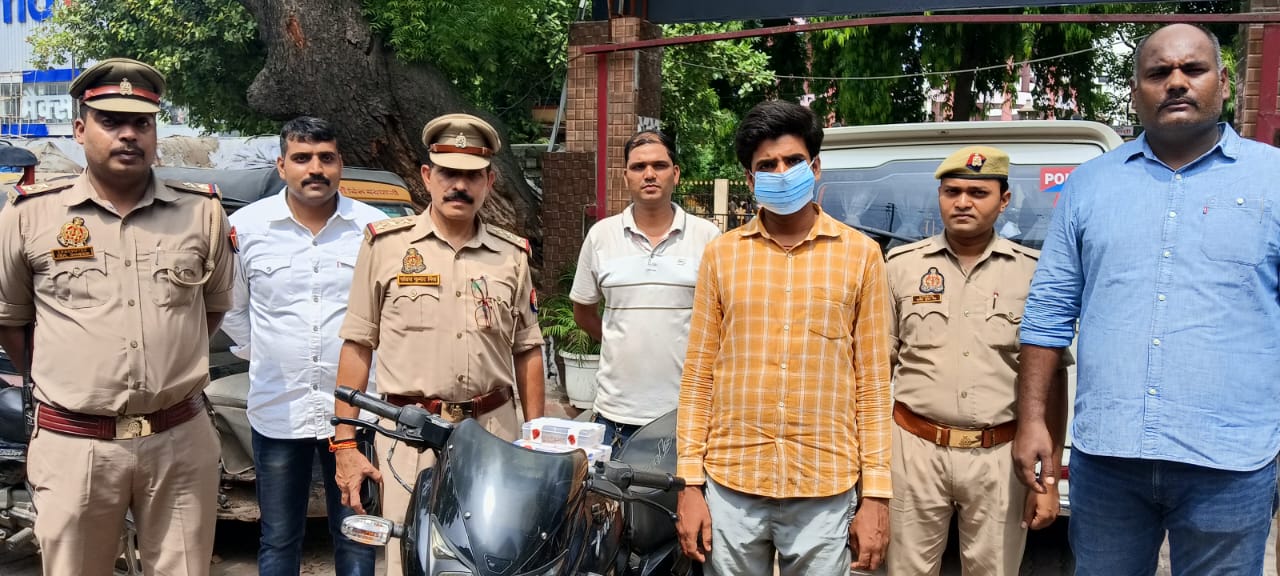 लाखों के आभूषण और नकदी के साथ चोर गिरफ्तार