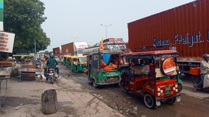 मोहनसराय चौराहे पर भीषण जाम