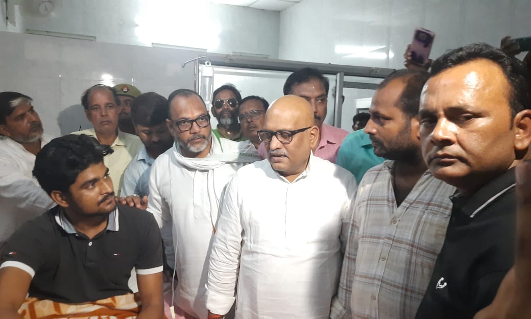 पट्टी गोलीकांड के घायलों से मिलने स्वरूपरानी अस्पताल पहुंचे कांग्रेस प्रदेश अध्यक्ष अजय राय