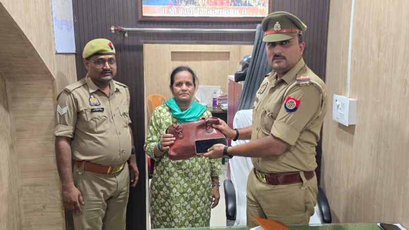 कैंट पुलिस ने दो घंटे में बरामद किया महिला का खोया पर्स और मोबाइल