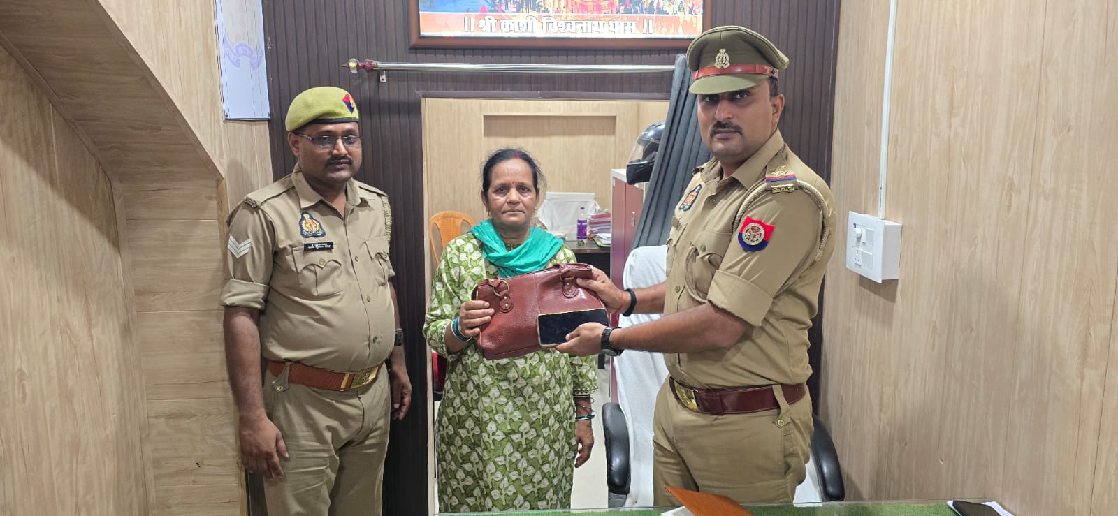 कैंट पुलिस ने दो घंटे में बरामद किया महिला का खोया पर्स और मोबाइल