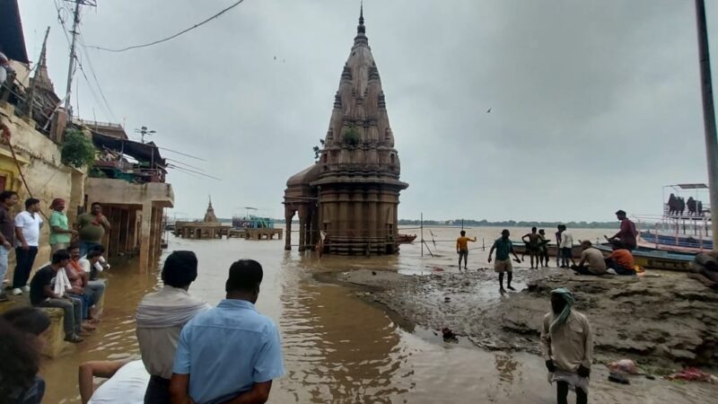 गंगा का पानी उतरते ही काशी के घाटों पर मलबे का अंबार