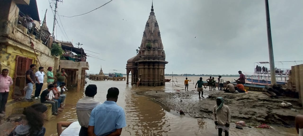 गंगा का पानी उतरते ही काशी के घाटों पर मलबे का अंबार