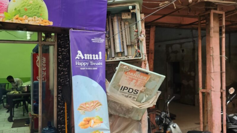 श्रद्धालुओं की जान खतरे में: काशी विश्वनाथ मार्ग पर खुले बिजली बॉक्स, लटके तार