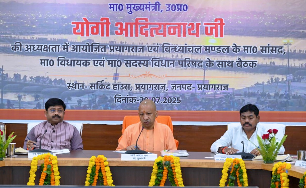 मुख्यमंत्री ने प्रयागराज में की जनप्रतिनिधियों के साथ उच्चस्तरीय बैठक