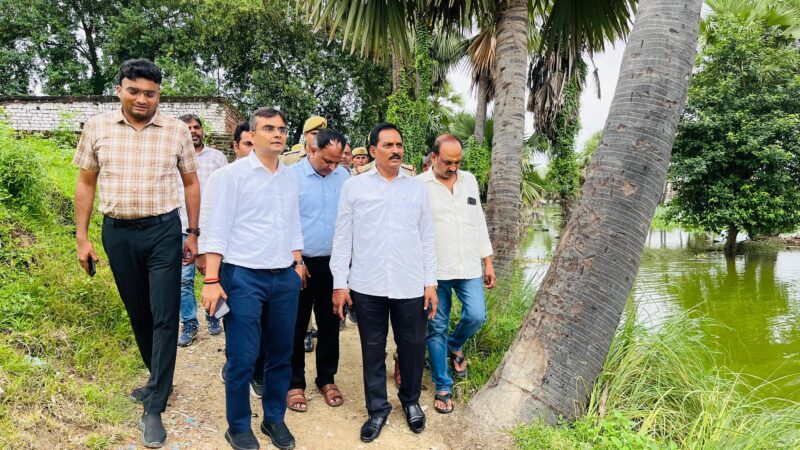 जिलाधिकारी ने किया बाढ़ प्रभावित क्षेत्र और राहत शिविरों का निरीक्षण