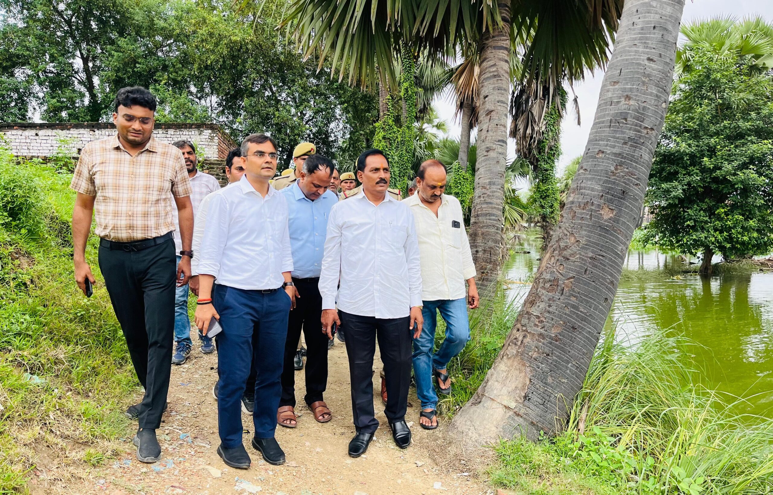 जिलाधिकारी ने किया बाढ़ प्रभावित क्षेत्र और राहत शिविरों का निरीक्षण