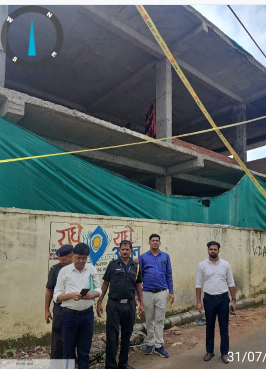 अवैध निर्माण के विरुद्ध वाराणसी विकास प्राधिकरण की कार्रवाई, दो भवन सील