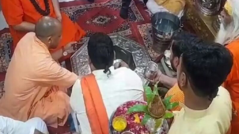गाजियाबाद: मुख्यमंत्री योगी  ने की दूधेश्वर नाथ महादेव की विधि विधान से पूजा