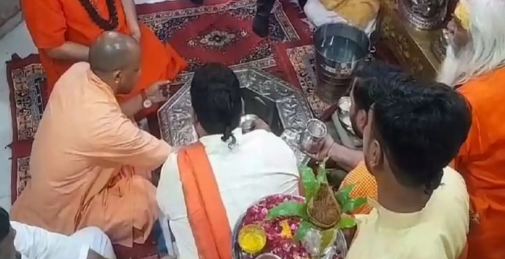 गाजियाबाद: मुख्यमंत्री योगी  ने की दूधेश्वर नाथ महादेव की विधि विधान से पूजा