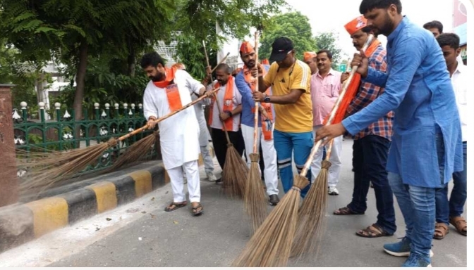 प्रधानमंत्री के दौरे से पहले आयुष मंत्री ने झाड़ू लगाकर किया श्रमदान