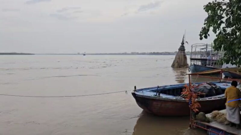 तेजी से बढ़ रहा नदियों का जलस्तर, कई जिलों में गंगा खतरे के करीब