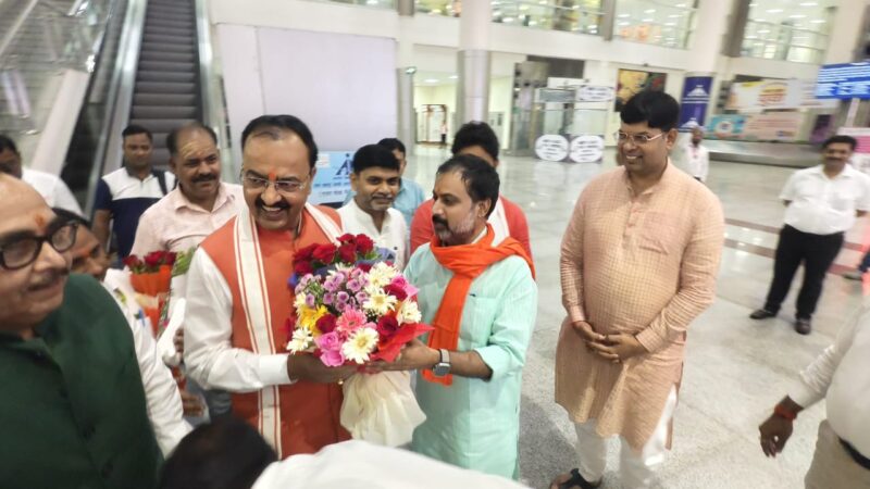 उपमुख्यमंत्री और पूर्व केंद्रीय मंत्री का एयरपोर्ट पर भव्य स्वागत