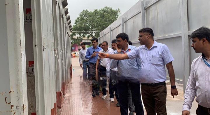 वाराणसी : कैंट रेलवे स्टेशन का डीआरएम ने किया निरीक्षण