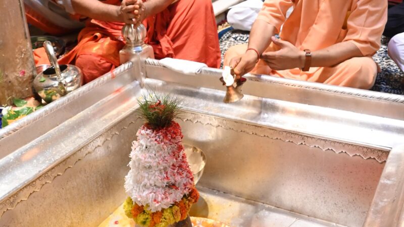 मुख्यमंत्री ने काल भैरव और काशी विश्वनाथ मंदिर में किया दर्शन-पूजन