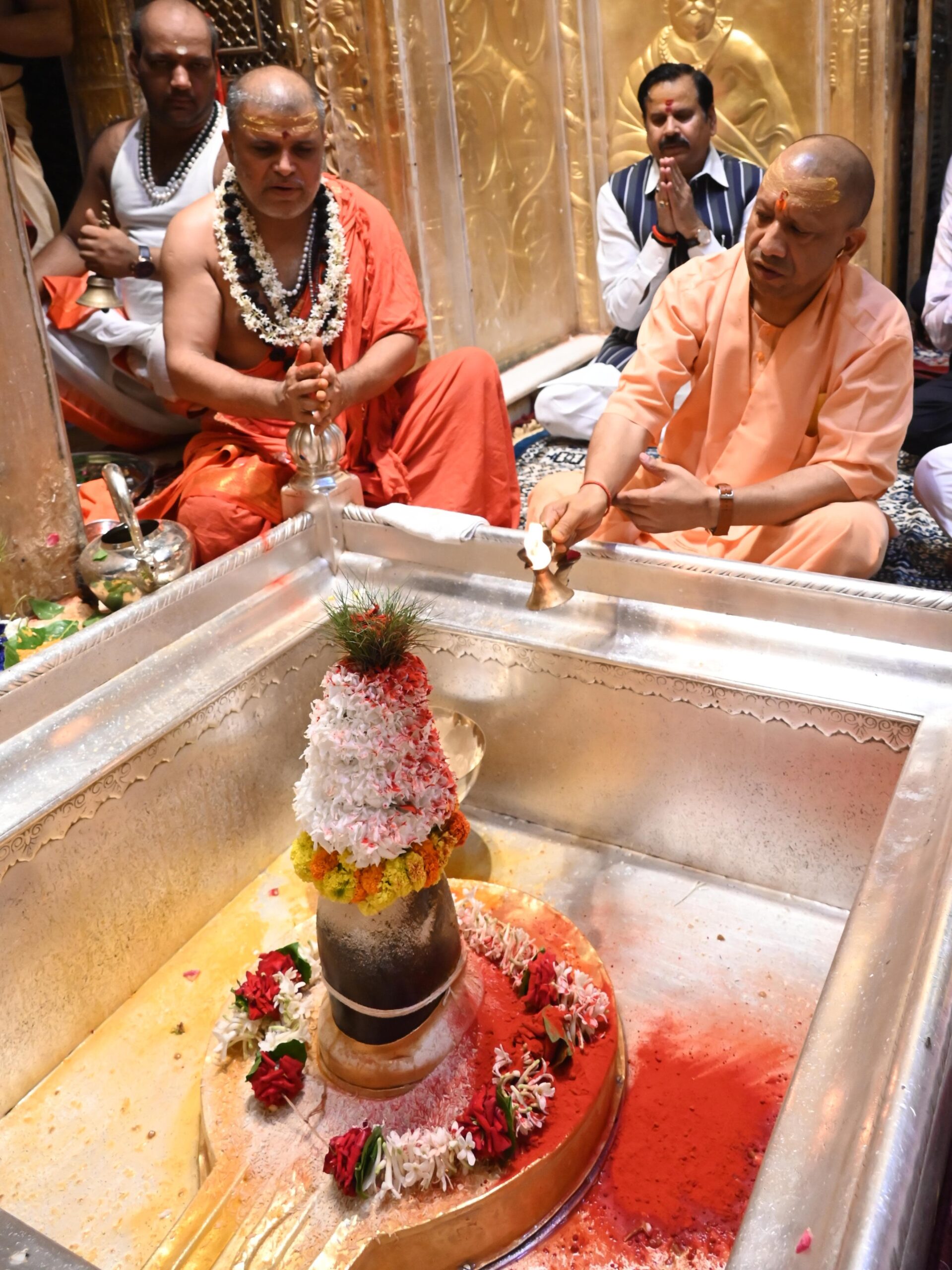 मुख्यमंत्री ने काल भैरव और काशी विश्वनाथ मंदिर में किया दर्शन-पूजन