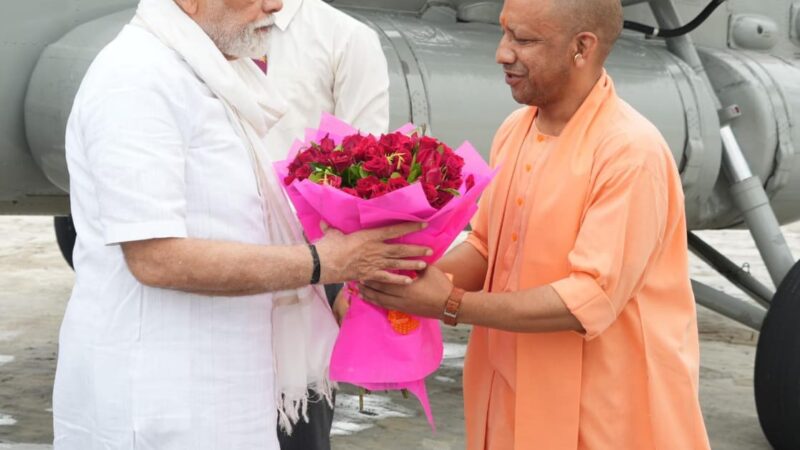 प्रधानमंत्री नरेंद्र मोदी 2200 करोड़ की परियोजनाओं का लोकार्पण और शिलान्यास करने पहुंचे वाराणसी