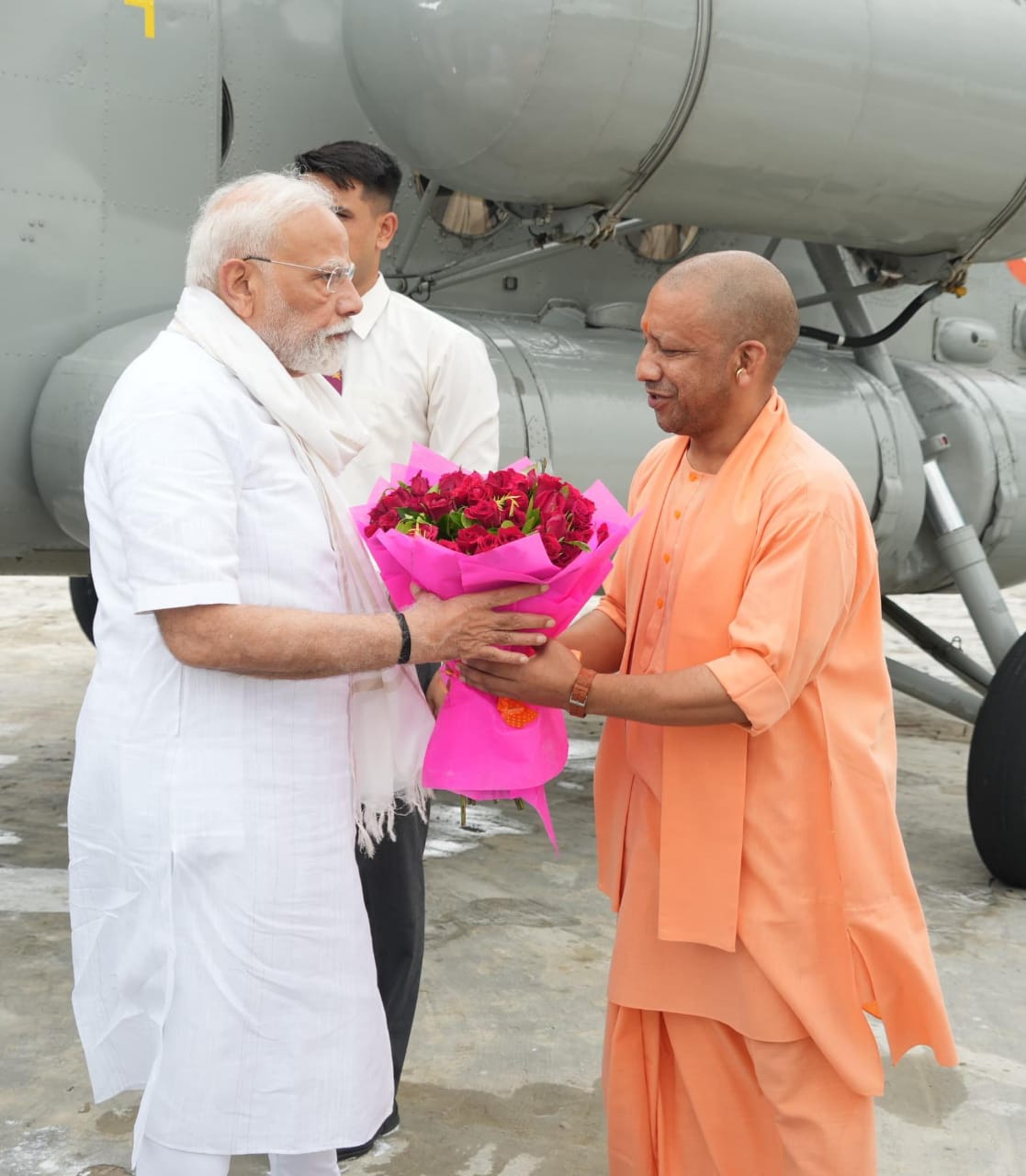 प्रधानमंत्री नरेंद्र मोदी 2200 करोड़ की परियोजनाओं का लोकार्पण और शिलान्यास करने पहुंचे वाराणसी