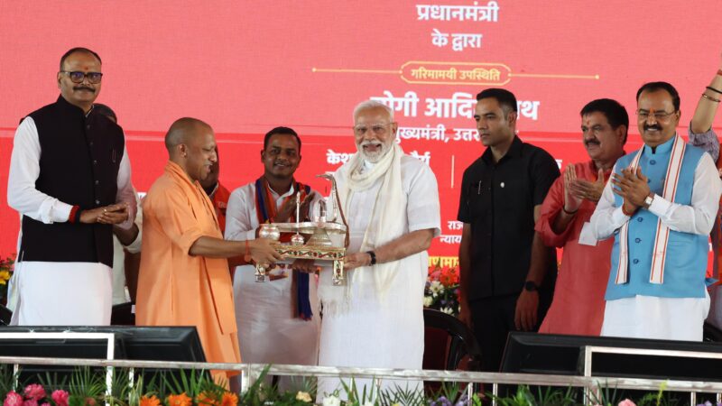 मुख्यमंत्री ने प्रधानमंत्री को भेंट की जीआई शिल्प से निर्मित अद्भुत शिवलिंग कलाकृति