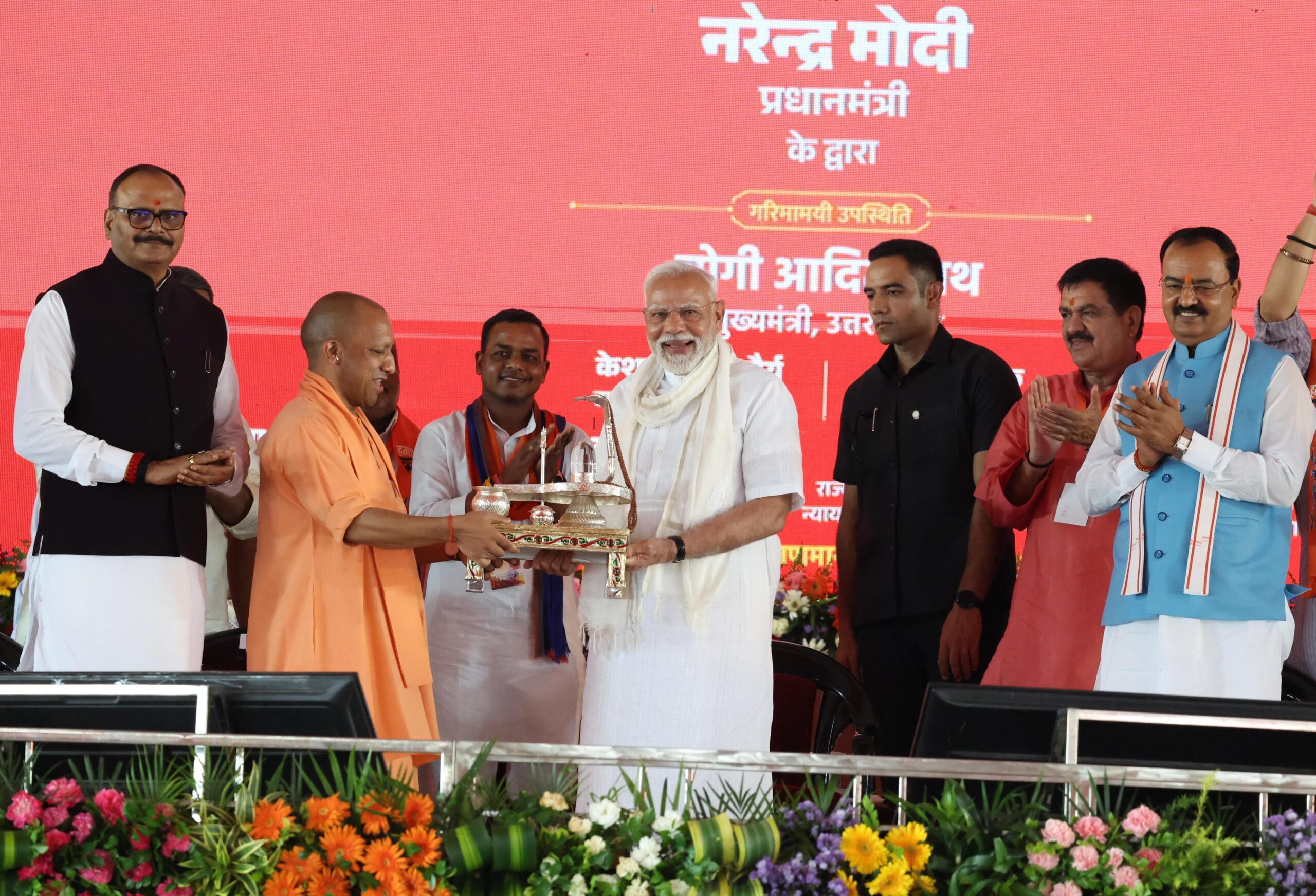 मुख्यमंत्री ने प्रधानमंत्री को भेंट की जीआई शिल्प से निर्मित अद्भुत शिवलिंग कलाकृति