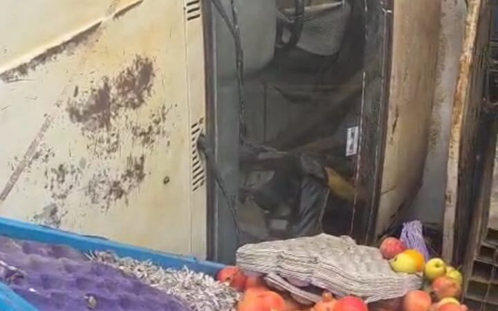 पांडेयपुर चौराहे पर पिकअप पलटी, फल ठेले को नुकसान