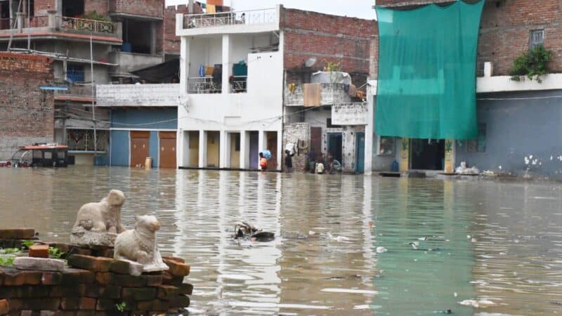 गंगा ने बड़ी आबादी को घेरा, खतरे के पार पहुंचा वाराणसी में जलस्तर