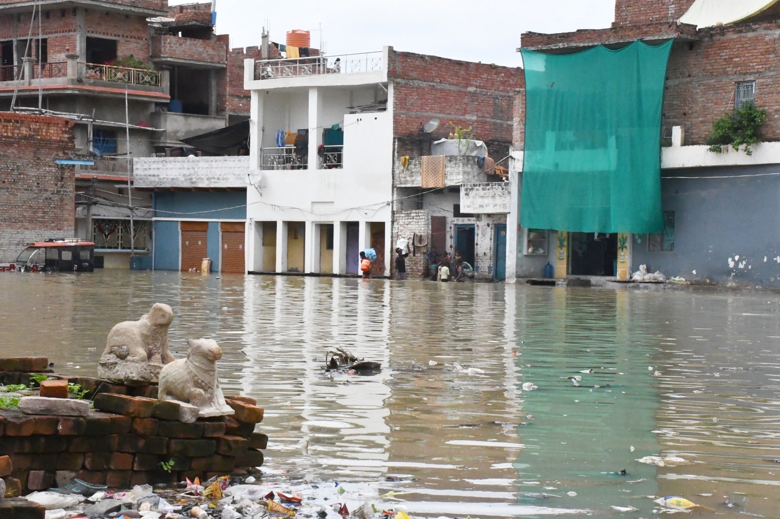 गंगा ने बड़ी आबादी को घेरा, खतरे के पार पहुंचा वाराणसी में जलस्तर