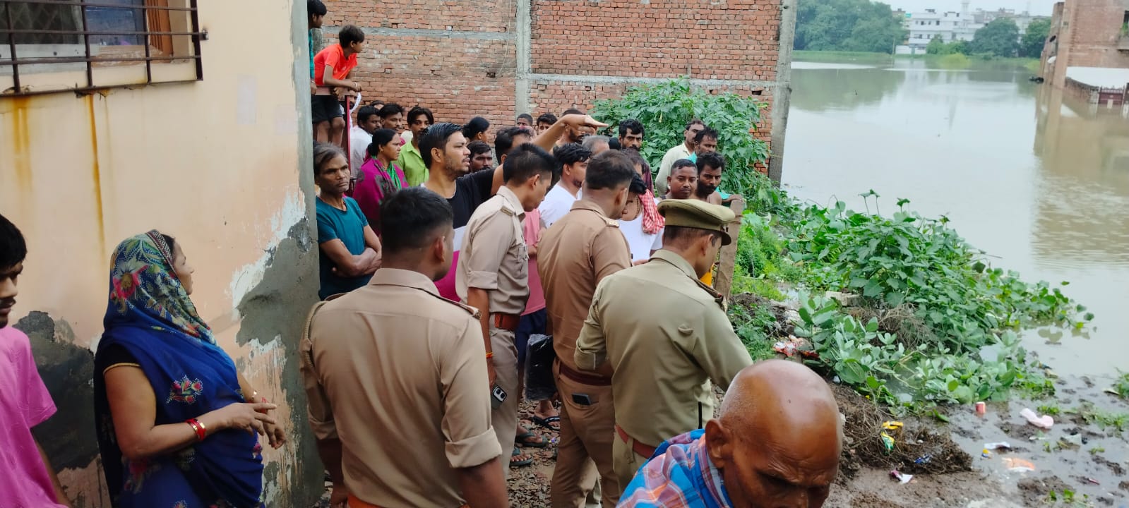 वरुणा नदी में डूबे युवक की तलाश कर रही एनडीआरफ