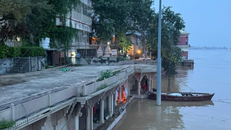 वाराणसी : गंगा का बढ़ता जलस्तर