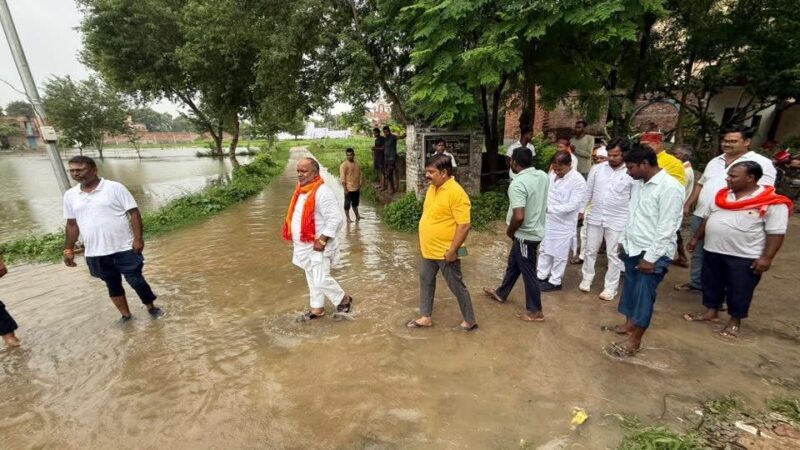 एमएलसी ने बाढ़ प्रभावित क्षेत्रों में किया राहत सामग्री वितरित