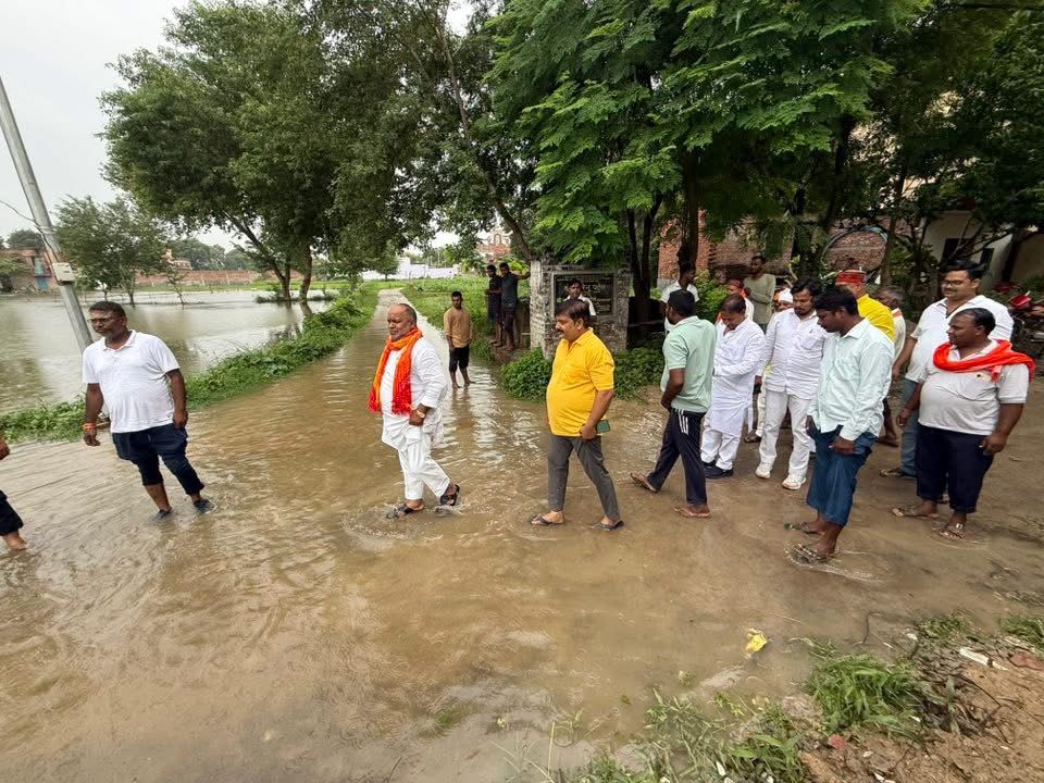 एमएलसी ने बाढ़ प्रभावित क्षेत्रों में किया राहत सामग्री वितरित