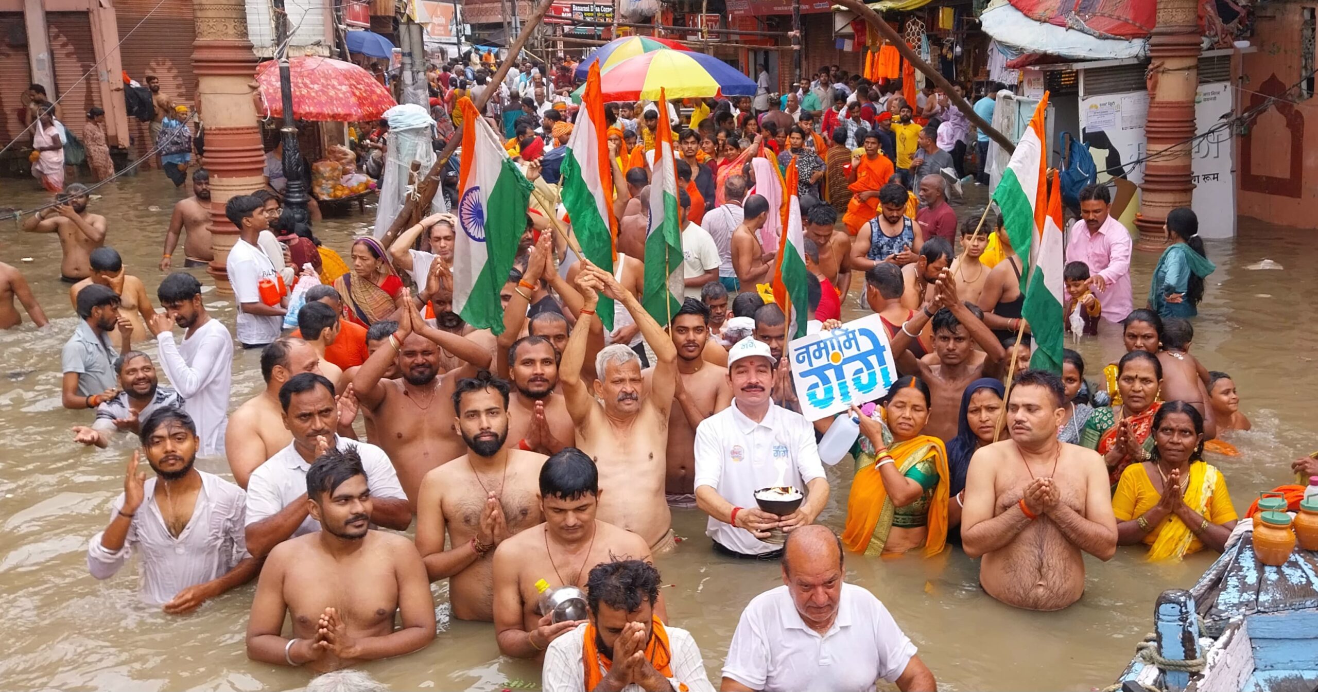 दशाश्वमेध घाट पर की मां गंगा की विशेष आरती