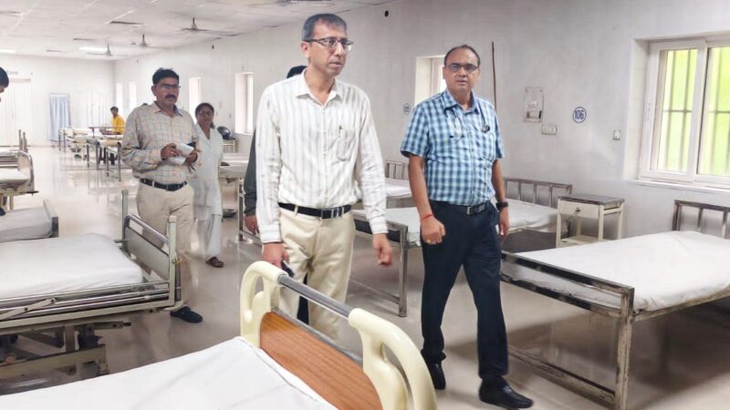 पूर्वोत्तर रेलवे: मंडल चिकित्सालय में सुविधाओं का औचक निरीक्षण
