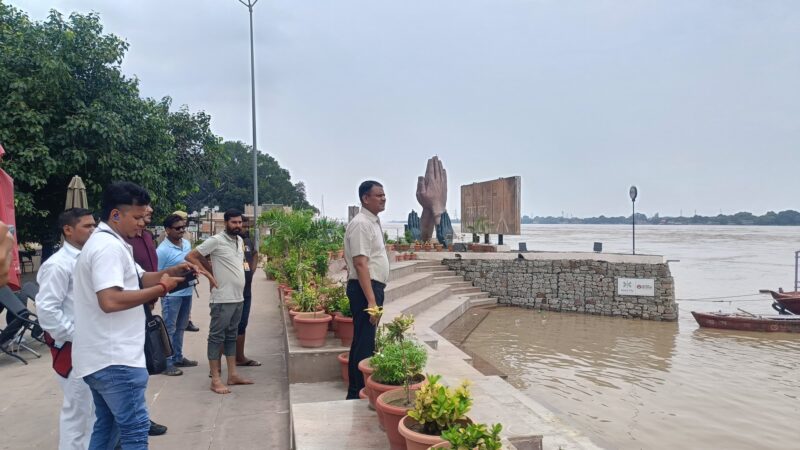 बाढ़ प्रभावित क्षेत्रों का मंडलायुक्त ने किया निरीक्षण