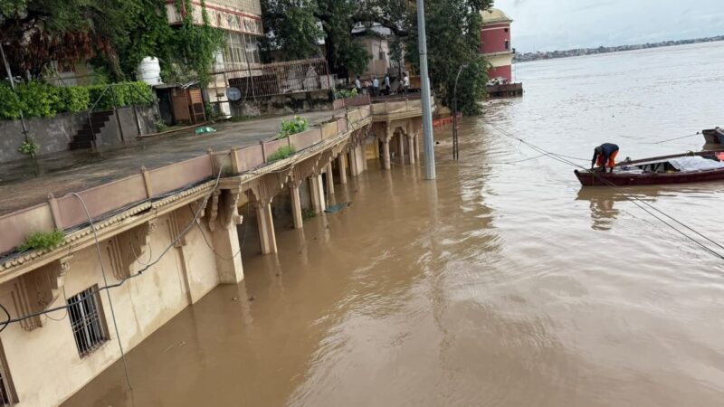 गंगा के बाढ़ में गिरावट का रुख जारी