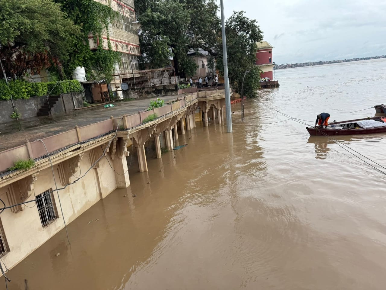 गंगा के बाढ़ में गिरावट का रुख जारी
