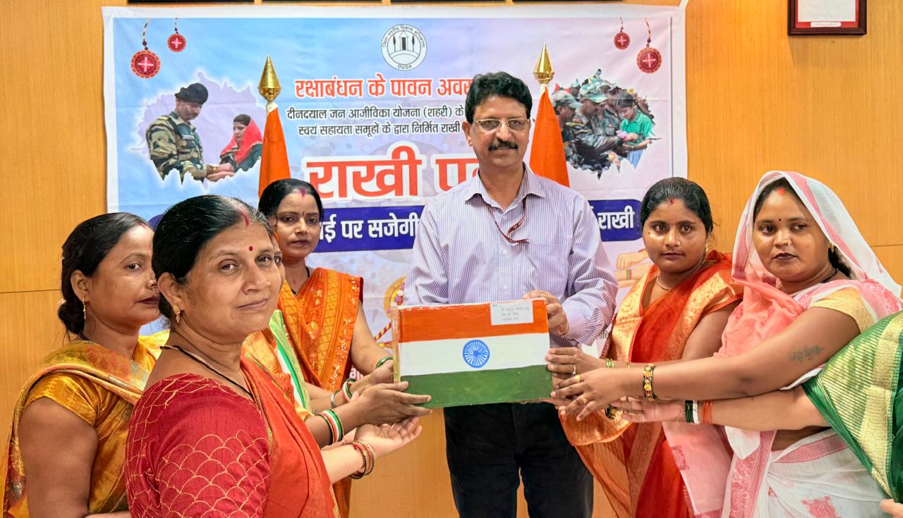 स्व सहायता समूह की महिलाओं ने सैनिकों के लिए भेजीं 105 राखियां