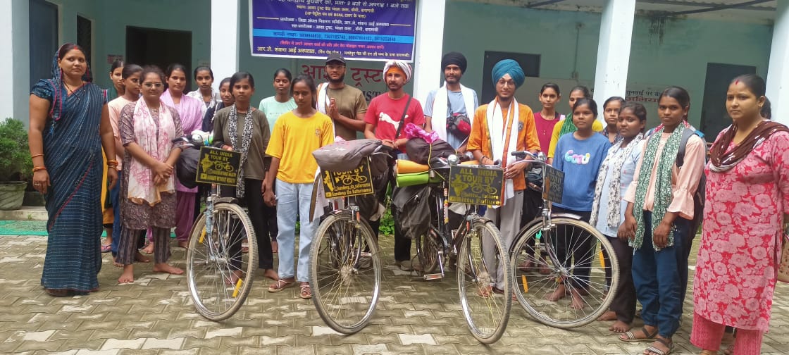 4500 किमी की साइकिल यात्रा: नशा मुक्त भारत के लिए युवाओं का जागरूकता अभियान वाराणसी पहुंचा