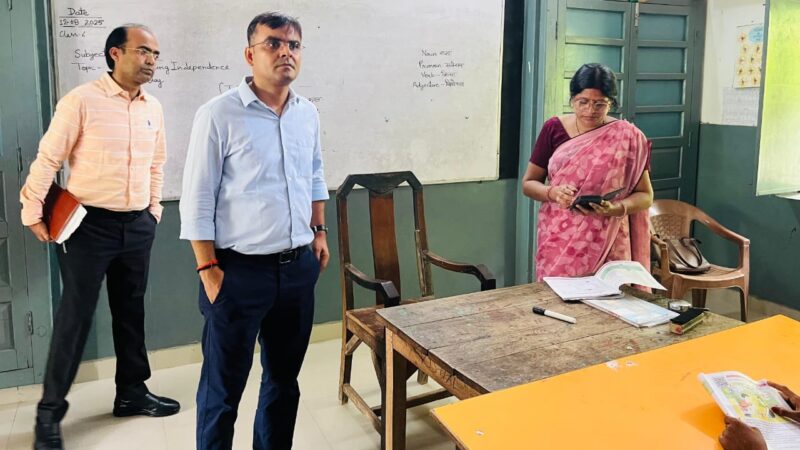 जिलाधिकारी ने कंपोजिट विद्यालय का औचक निरीक्षण कर बच्चों से किया संवाद