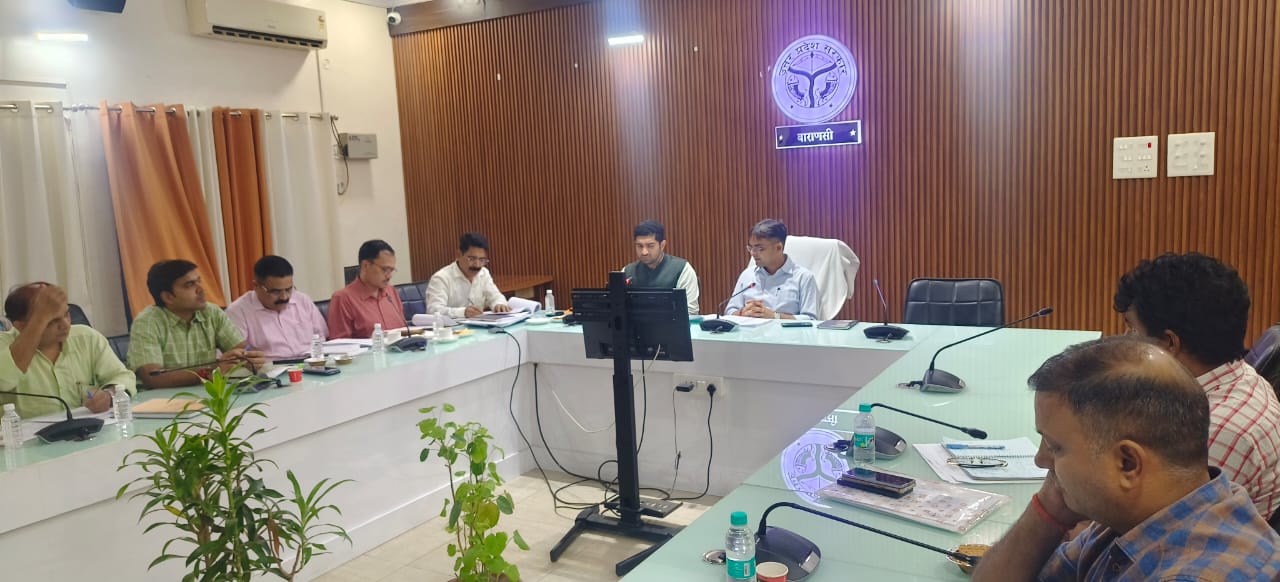 जिलाधिकारी की अध्यक्षता में विकास योजनाओं की समीक्षा बैठक संपन्न
